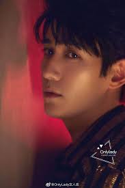 朱一龙身穿ADER ERROR西服短上衣、SAINT LAURENT BY ANTHONY VACCA