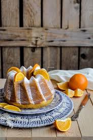 Abbiamo ricoperto il nostro pan d'arancio con una golosa glassa all'arancia, ma potete semplicemente spolverare con lo zucchero a velo. Pan D Arancio Impastando A Quattro Mani