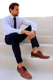 Continuamos con el mismo tono de verde para que luzcas hermosa con ese pantalón que tanto te gusta. Como Combinar Zapatos Marrones Hombre Outfit 2021