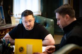 ⚡Володимир Зеленський запропонував Кирилу Буданову очолити Офіс  Президента. «Також доручив новому керівнику ОП у взаємодії із секретарем  РНБО України та іншими необхідними керівниками й інституціями оновити і  представити на затвердження стратегічні ...