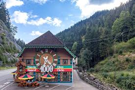 House of 1000 clocks | cuckoo clock company with traditional family values. Haus Der 1000 Uhren Direkt An Der B33 Am Bach 17 78098 Triberg Gremmelsbach Kuckucksuhren Haus Uhren