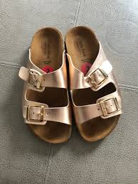 Birkenstock Arizona Rose Gold Rose Gold Birkenstock Style Sandals Girls Size 2 Worn 1 Time Birkenstock Birkenstock Style Birkenstock Sandals