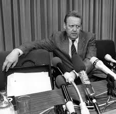 Doch die leute wollten sich das weiter nicht gefallen lassen. Gunter Schabowski 85 Der Mann Der Versehentlich Die Mauer Offnete Welt
