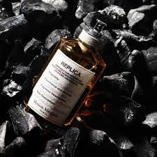 The warm, woody scent of a fireplace burning brightly, crackling against a backdrop of a snowy day comes to life in this scent. Replica By The Fireplace Maison Margiela