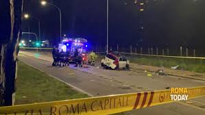 L' incidente è avvenuto lungo. Roma Incidente Su Via Togliatti Scontro Tra Due Auto Morto Un Ragazzo Di 19 Anni Due Feriti