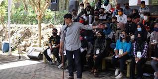 Masyarakat adalah sekelompok manusia yang terjalin erat karena sistem tertentu, tradisi tertentu, konvensi dan hukum tertentu yang sama, serta mengarah pada kehidupan kolektif. Mengenal Pengertian Masyarakat Beserta Fungsinya Perlu Diketahui Merdeka Com