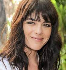 Having had enough, he quits his job and makes it home to monica and his friends in time for christmas. Selma Blair Friends Central Fandom