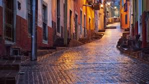 Existe una leyenda que a través del tiempo ha viajado de boca en boca. La Inmortal Leyenda Del Callejon Del Beso