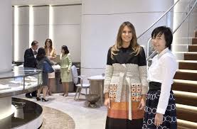 Mehrere wochen im jahr verbringt er in dem land, das über jahrhunderte für eine politik der strengen abschottung stand. First Lady Melania Trump Beim Besuch Eines Perlengeschafts Mit Der Ehefrau Des Japanischen Ministerprasidenten Akie Abe Stuttgarter Zeitung