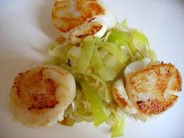 Recette De Noix De Saint Jacques Aux Poireaux Recette En 2021 Saint Jacques Poireaux Allergies Alimentaires Recette
