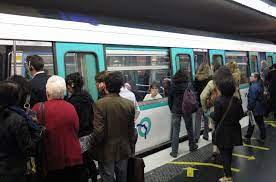 Une fille se fait tripoter les fesses. Hauts De Seine La Contrition Du Gendarme Qui S Etait Masturbe Dans Le Metro Le Parisien