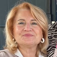 I'm in love with this couple 😍♥️ theideaofyou ✨ @nicholasgalitzine 💕  @annehathaway 📸 @solshayes IG