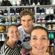 Since lauri himself comes from vantaa, finland, it makes sense his girlfriend verna also identifies strongly with wasting nothing, practicing yoga, and animal rights. Lauri Markkanen Asuu Vaimonsa Vernan Ja Alvar Pojan Kanssa Yli 7 000 Dollarin Vuokralukaalissa