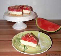 Das öl mit einem schneebesen langsam unter die eigelbmasse rühren. Wassermelonen Kuhlschranktorte Ohne Backen Makeitsweet De