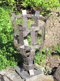 Rustikale Gartenfackel Aus Metall Die Sehr Rustikale Gartenfackel Aus Metall Ist Ein Tolles Highlight Im Gart Gartenfackel Metall Schmieden Metall Gartenkunst