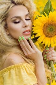 1,038 Donna Bionda Con I Girasoli Foto stock