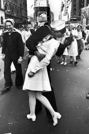 30 Powerful Pictures That Defined American History Kiss Photo Famous Photographers History Of Photography