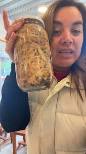 En @yafutuweruka almorzando y probando el changle 🍄‍🟫, Crece entre medio  del Coihue, Rauli, en los suelos de esos bosques 🌳 , @pucontraveler.io