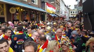 In den bosch hoef je de toeristen niet te vertellen wat gastvrijheid inhoudt. Tijdens Carnaval Is Het Erg Druk Picture Of Korte Putstraat Den Bosch Tripadvisor