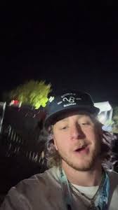 Zach Bryan y su Estilo Único en el Concierto