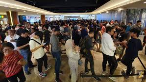 Giving the shiny 1utama complex a run for its money, the colossal mid valley megamall is indeed a mega complex, known to locals as the best shopping centre halfway between the city centre and the. This Is The Queue At The Samsung Galaxy S10 Roadshow In Mid Valley Soyacincau Com