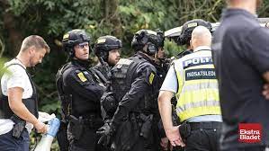 Pis stands for politiets indsatsstyrke how to abbreviate politiets indsatsstyrke? Mand Dode Lige For Politiet Gik I Aktion Ekstra Bladet