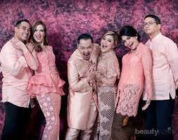 Nia dan kakaknya, thalita ramadhani dibesarkan oleh ibunya, chanty mercia setelah kedua orang tua mereka bercerai ketika nia berumur 4 tahun. Potret Talitha Elizabeth Kakak Nia Ramadhani Yang Jarang Terekspos