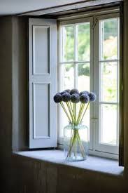 Large Cottage Window With Pale Wooden Shutters To Top It Of A Clear Large Vase With Dark Allium Persiane Interne Finestre Con Scuri Interni Di Casa Di Campagna