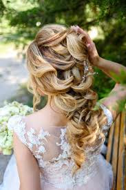 Mit dem richtigen styling kannst du sogar kleine beautymakel haarschnitt für eine ovale gesichtsform. Brautfrisur Halboffen Fur Lange Haare 30 Ideen Hochzeitskiste