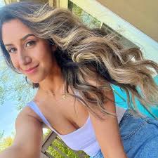 Lexi Bray's Instagram, Twitter & Facebook