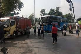 Silahkan lakukan pendaftaran berdasarkan ketentuan berikut ini. Kecelakaan Semarang Brt Tabrakan Lagi