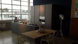modulnova light keuken bij loods5 keuken met werkblad fronten en hoge kasten van glas en zij en achterwand afgwerkt met folding interieurstyling keuken huis