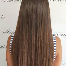 Bella ragazza dai capelli castani con capelli perfettamente lisci. Armonia Parrucchieri A Siracusa Photogallery