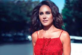 She graduated with a degree of economics from damascus university. Ø¯ÙŠÙ…Ø© Ù‚Ù†Ø¯Ù„ÙØª ØªØ³Ø¹Ù‰ Ù„Ù„Ø«Ø£Ø± Ù„ÙˆØ§Ù„Ø¯Ù‡Ø§ Ù…Ù† ØªÙŠÙ… Ø­Ø³Ù†