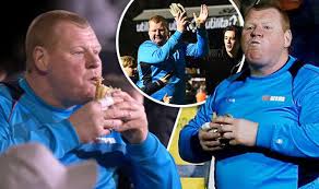 Sutton united goalkeeper wayne shaw is under investigation from the fa and the gambling commission for munching on a pie during his side's fa cup tie with arsenal. Wayne Shaw Resigns Sutton United Goalkeeper Resigns Following Pie Eating Football Sport Express Co Uk