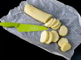 Per eseguire i gnocchi di semolino alla romana dovete iniziare riscaldando il latte in una pentola dal fondo spesso e quando sta per bollire fate cadere a pioggia il semolino mescolando vigorosamente. Ricetta Gnocchi Alla Romana Senza Uova Con Semolino Facilissimi Ricette Di Gabri It Youtube