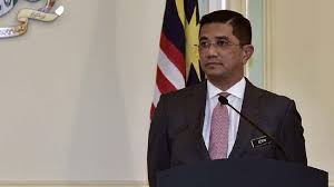Banner azmin love haziq, tolak anwar jadi pm digantung di putrajaya. Jumlah Video Asusila Mirip Menteri Malaysia Bertambah