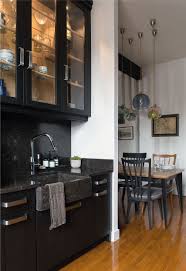 La Hauteur Sous Plafond Est Exploitee Par Un Beau Vaisselier A Portes Vitrees Qui Apporte Chaleur Et Lumie Meuble Cuisine Cuisine Campagne Agencement Interieur