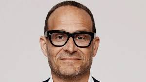 Saks Global ridefinisce il vertice aziendale: Marc Metrick rafforza la  guida strategica e nascono nuovi ruoli chiave