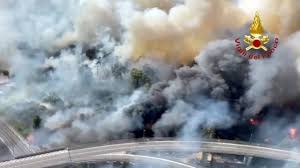 La pioggia caduta dalla notte ha aiutato le operazioni di spegnimento dell'incendio. Kpkd Kucca4wim