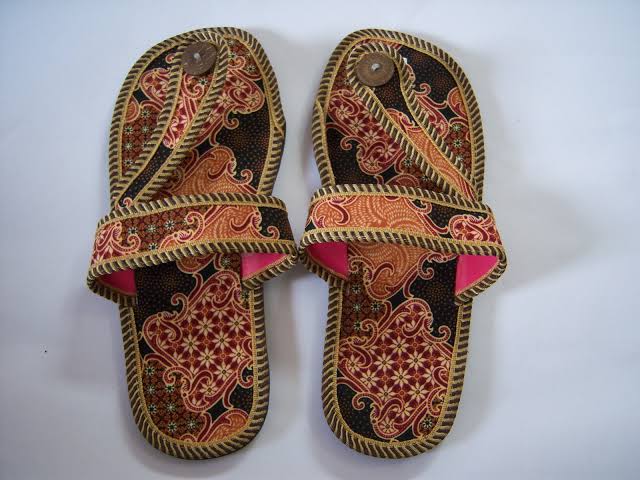 Gambar sandal motif batik