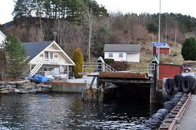 Most of the inhabitants live on the southern tip of the island in the village of varaldsøy. Nyhende Varaldsoy Mann 28 Sakna Pa Varaldsoy