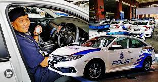 Sebelum itu, najib telah memuat naik imej beliau menunaikan sembahyang terawih di masjid kampung baru sebelum pulang ke kediamannya sekitar. Honda Civic Kereta Peronda Baharu Polis Malaysia