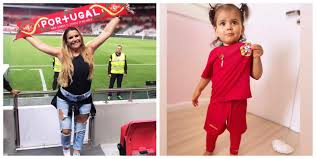 Maybe you would like to learn more about one of these? Katia Aveiro Mostra Filha Vestida Para Apoiar A Selecao Nacional E Perfeita