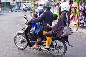 Filmterbaru #bikintegang #filmdewasa #film semi terbaru china sub indonesia cinta diatas awan full movie #film komedi semi. Five On A Motorbike Indonesia
