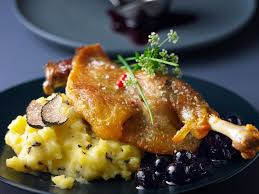 Cuisse De Canard Aux Myrtilles Puree A La Truffe Recettes Recette Recettes De Cuisine Puree A La Truffe Truffe Recette