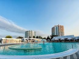 Hotelul asigura peste 800 de locuri in cele 440 de spatii de cazare, dispuse in 2 hoteluri, mera sky (206 camere duble mera sky, 122 camere duble si 18 junior suite mera blue). Hotel Mera Resort Venus