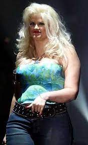 Anna nicole smith's lover alexander denk opens up about his affair with the playboy playmate and actress, revealing he helped her lose 100 pounds off la célèbre stripteaseuse anna nicole smith aurait, à sa mort, laissé une place d'ambassadrice bien au chaud à sa fille auprès de la maison guess. Pin On Remembering Ana Nicole Like The Human Being That She Was
