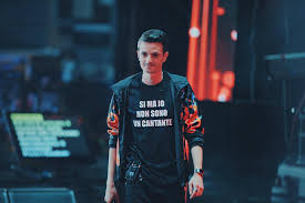 C'era quest'immagine di un contadino tutto sfatto sul trattore che diceva in tuta andiamo a comandare. La Storia Di Andiamo A Comandare Il Tormentone Estivo Dell Estate 2016