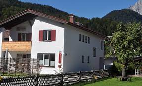 A ski storage room and a garden are provided, and free private parking is available on site. Individuelle Und Stilvolle Ferienwohnungen In Mittenwald Ferienwohnungen Haus Karwendelblick Mittenwald